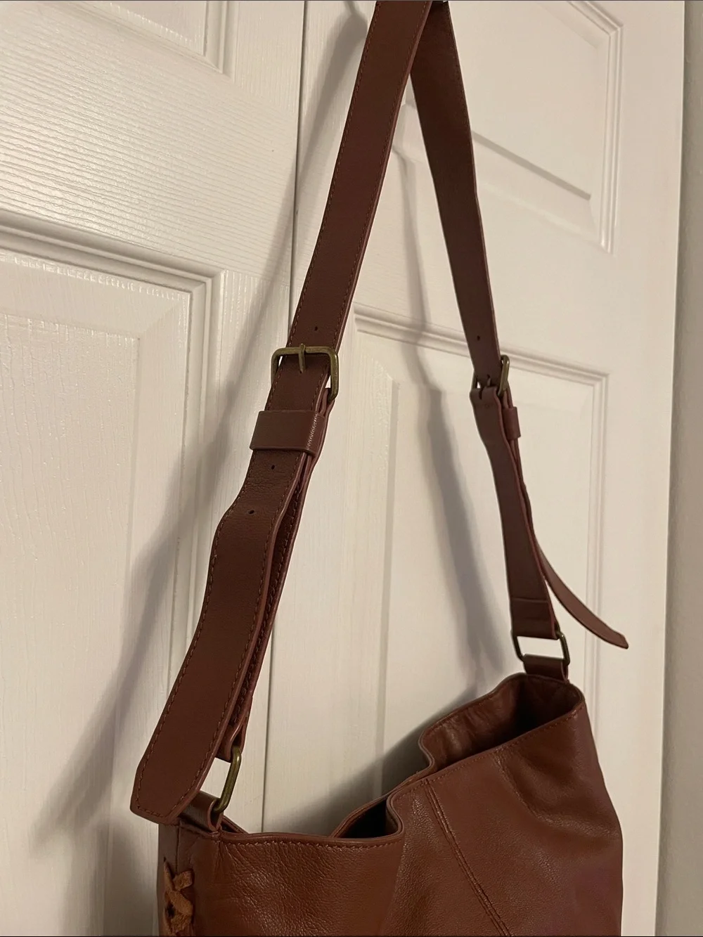 Lucky Brand Brown Leather Hobo Shoulder Bag with Magnetic Closure Great Shape